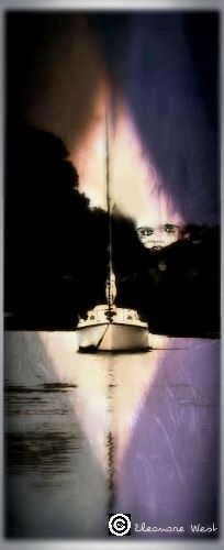 Le mât et son reflet d'un voilier partage l'image en deux. Dans le ciel noir, un visage... Amphitrite, déesse des eaux salées... Mer blanche et mauve