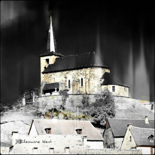Eglise qui domine le village de Cirès, en vallée d'Oueil près de Luchon, en Haute-Garonne. Style gothique. Photo travaillée avec des effets de lumière. Fond sombre qui met en valeur le sujet.
