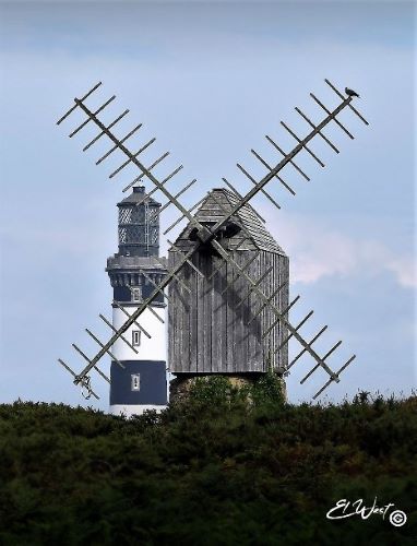 Sur l'île d'Ouessant, le moulin de Run Glaz au 1er plan semble accolé au phare du Créach. Finistère- Bretagne- France