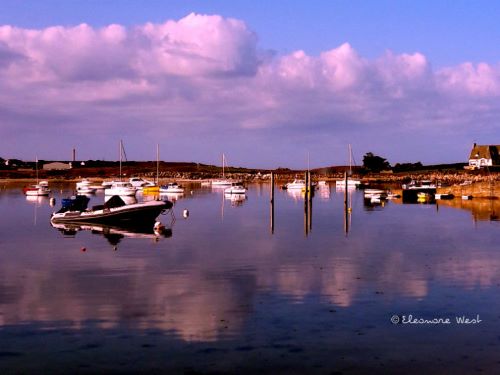 Port d'Argenton en Landunvez- Finistère. Reflets des bateaux et des nuages dans une eau calme. Tons légèrement rosés. Finistère- Bretagne- France