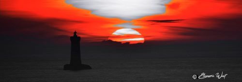 Dominante rouge et noir pour cette photo du phare du Four en ombre noire devant un coucher de soleil rouge