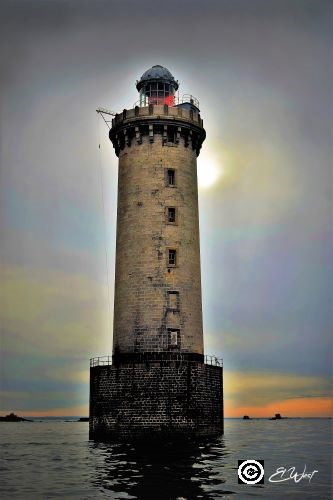 Lever de soleil sur le phare de Kéréon, entre Ouessant et Molène sur le passage du Fromveur en mer d'Iroise. Finistère- Bretagne- France