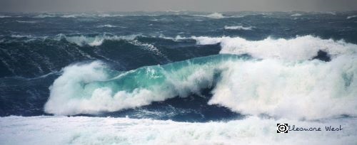 Vague rouleau vert clair sur mer d'Iroise bleue océan