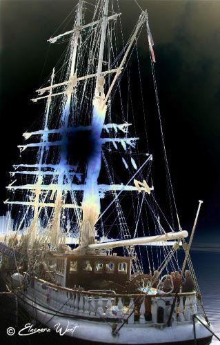 Le Belem comme un bateau fantôme avec un fond noir et un reflet bleu nuit dans les mâts. On imagine bien le Capitaine Crochet s'apprêtant à combattre.