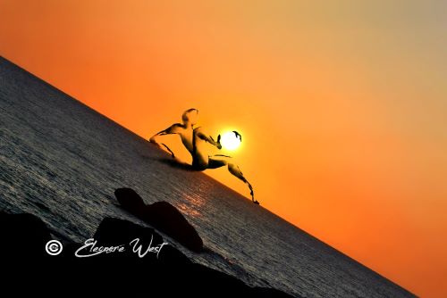 Un personnage presqu'allongé à l'horizon sur une mer d'Iroise penchée, retient le soleil. Coucher de soleil orange