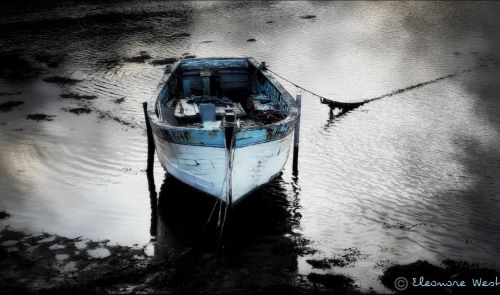 Barque bleue et blanche, seule dans un décor noir et blanc. Personne ne viendra plus rompre ses amarres. Aber Ildut- Finistère- Bretagne- France