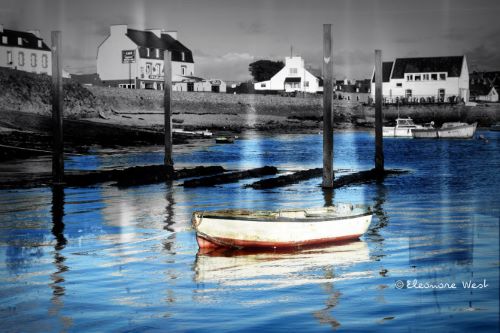 Travaillée comme une peinture, cette photo du port de Portsall nous révèle ses pieux d'amarrage, sa barque en attente, son eau bleue et quelques bâtisses en arrière plan . Fond en noir et blanc. Finistère- Bretagne- France