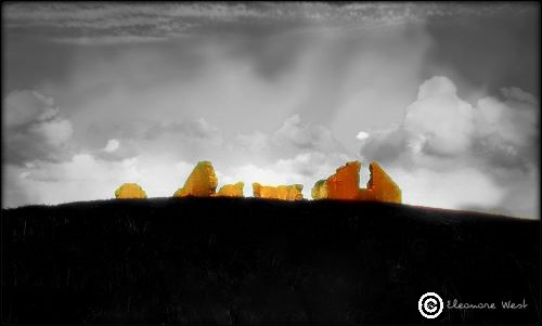 Ancien sémaphore de la route touristique de Landunvez. Ciel gris et nuageux. Luminosité sur les pierres de la bâtisse en ruine. Finistère- Bretagne- France
