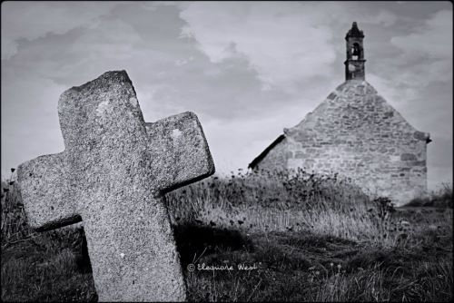 Croix en granit au 1er plan et chapelle St- Samson en arrière plan. Photo noir et blanc