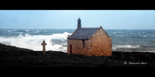 Légèrement en contre-bas, la chapelle St- Samson et sa croix essuient les coups de vent d'une mer agitée. Panoramique. Route touristique de Landunvez- Finistère- Bretagne- France