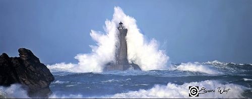 La vague provoquée par le tempête Chiara enveloppe le phare du Four. La vague est plus haute que le phare. Photo panoramique. Ciel & mer bleus. Porspoder- Finistère- Bretagne- France