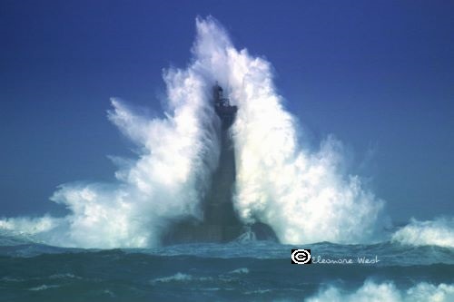 La vague provoquée par le tempête Chiara enveloppe le phare du Four. La vague est plus haute que le phare. Photo panoramique. Ciel Bleu soutenu & mer verte. Porspoder- Finistère- Bretagne- France