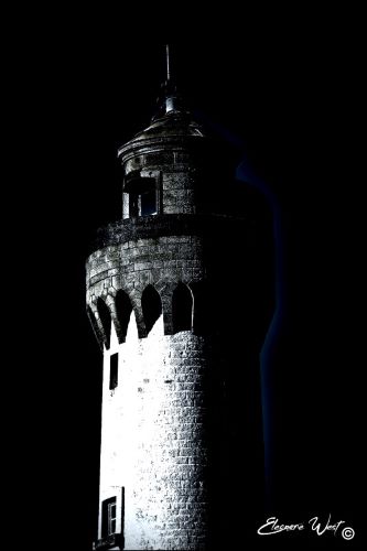 Partie haute du phare de Trézien en noir et blanc. La partie gauche est illuminée et la droite est dans l'ombre. Plouarzel- Finistère- Bretagne- France