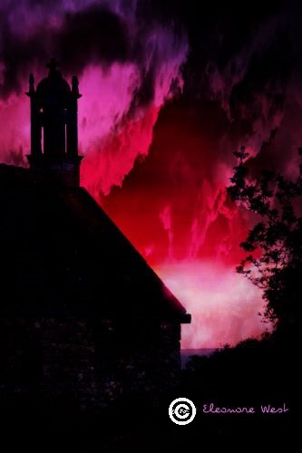 Ombre de la chapelle St-Ourzal à Porspoder (29) devant un ciel explosif nuageux rouge