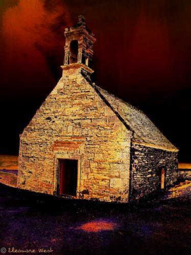 Chapelle St-Michel de Brasparts- Monts d'Arrée- les couleurs rougeoyantes donnent un effet mystérieux.