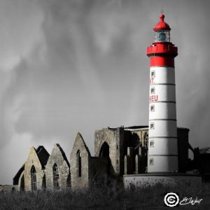 Le phare St-Mathieu trône avec ses beaux atours rouges et blancs à droite de son abbaye en pierres grises. Le ciel a refusé la couleur afin de magnifier le phare.